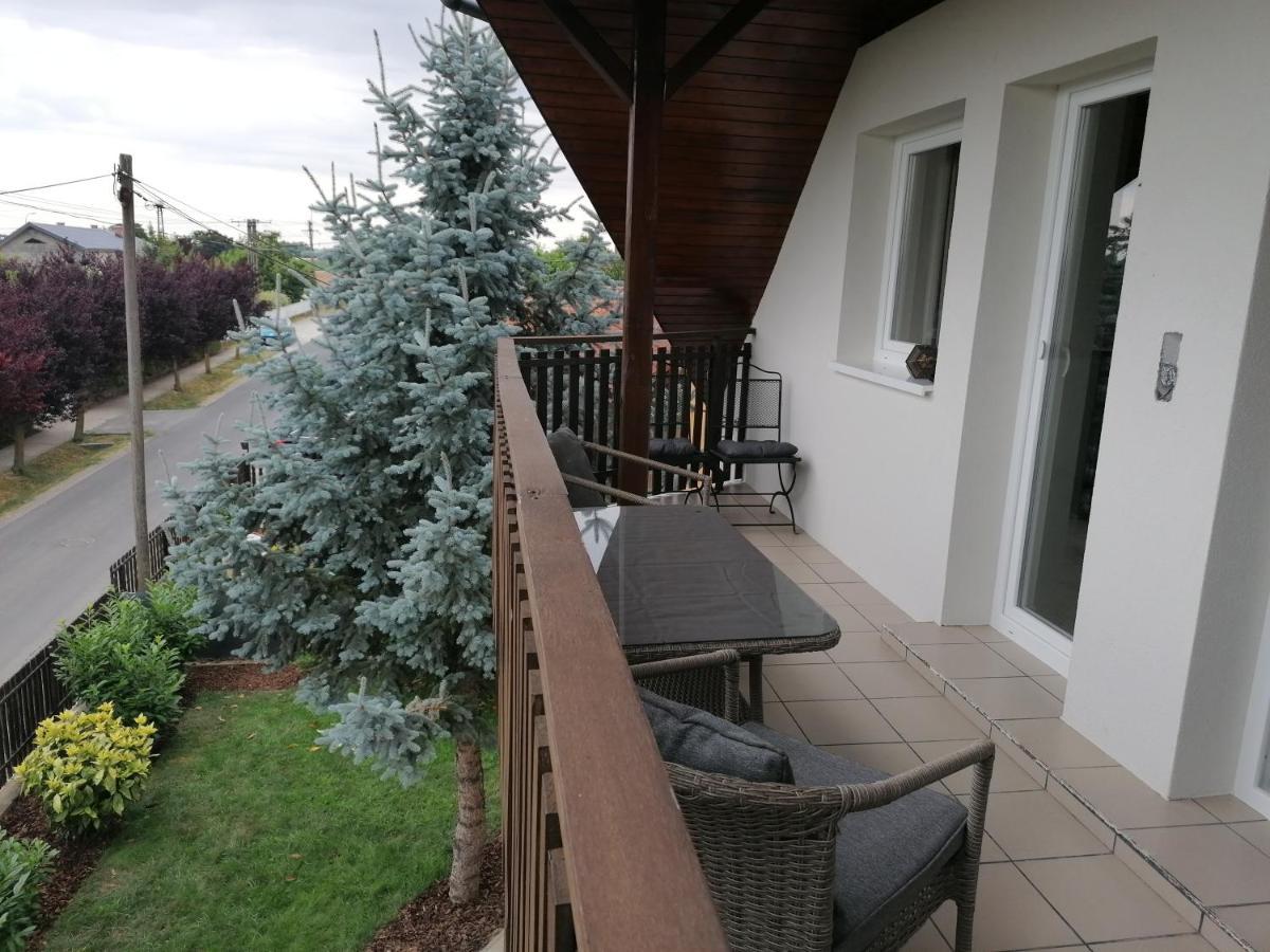 Villa Lili Apartments Balatonkeresztúr Eksteriør billede