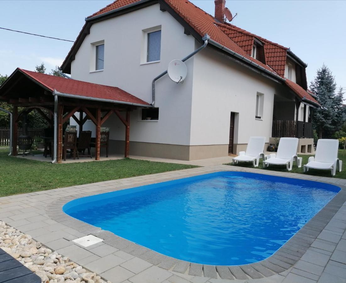 Villa Lili Apartments Balatonkeresztúr Eksteriør billede
