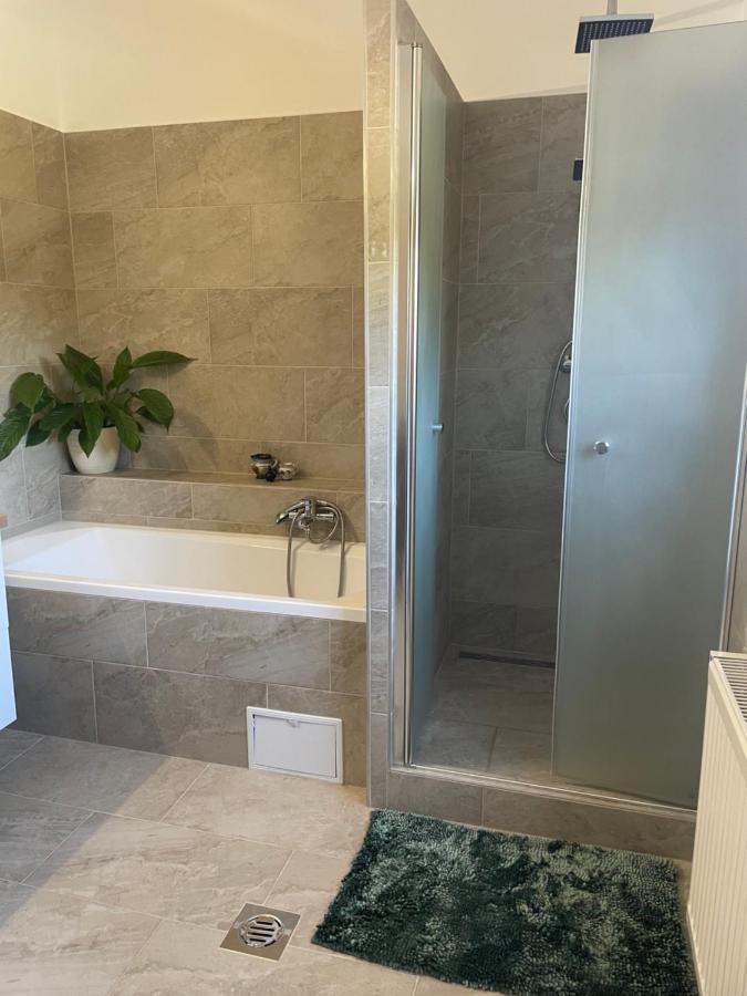 Villa Lili Apartments Balatonkeresztúr Eksteriør billede