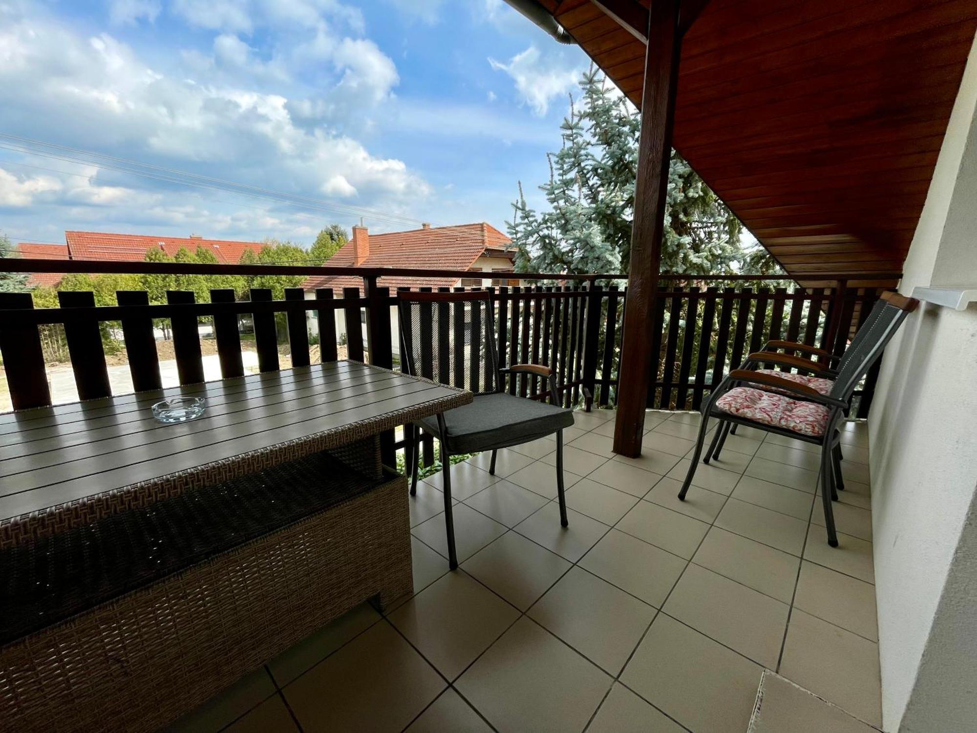 Villa Lili Apartments Balatonkeresztúr Eksteriør billede